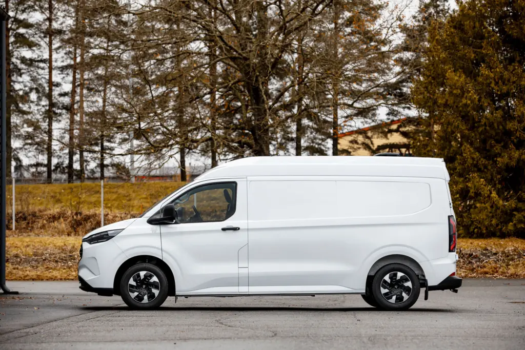 Valkoinen Ford Transit Custom pakettiauto Carsport Design kattokorotuksella.