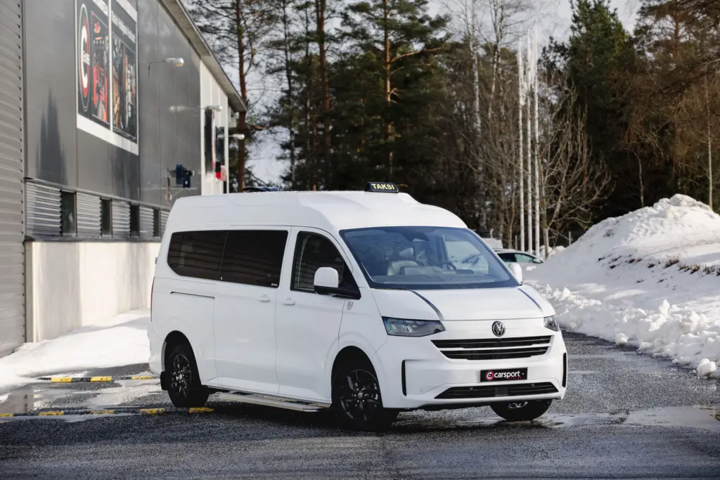 Valkoinen Volkswagen Transporter T7 kattokorotuksella