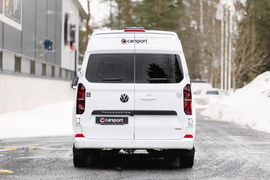 Valkoinen korotettu Transporter T7 takaapäin kuvattuna