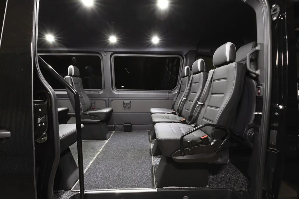 Carsport Design Sprinter Tourer sisustettuna mustilla nahka istuimilla