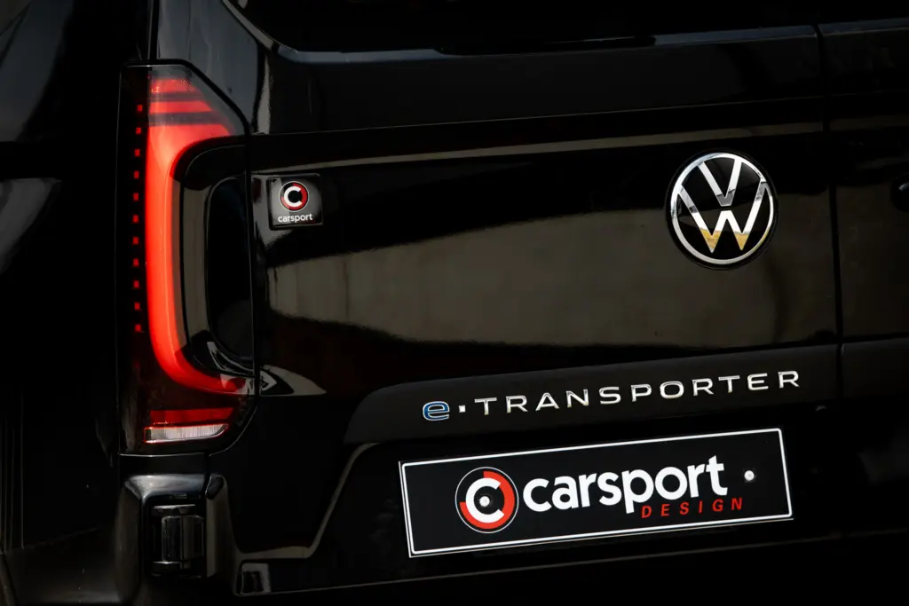 Musta eTransporter jonka takaoveen on teipattu Carsport-linssitarra.