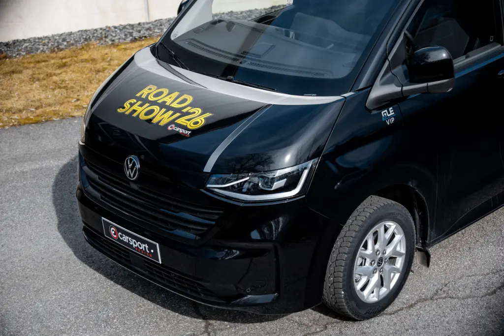 Musta eTranspoter jonka konepeltiin on teipattu suuri Carsportin Road Show ´26 logo.