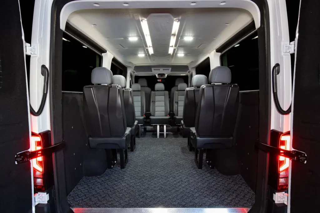 Crafter Kombi kuvattuna takaovilta matkustamoon jossa matkustus paikat seitsemälle henkilölle.