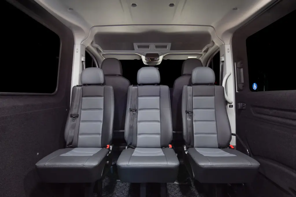 Crafter Kombi matkustamo jonne asennettu harmaita keinonahka istuimia.