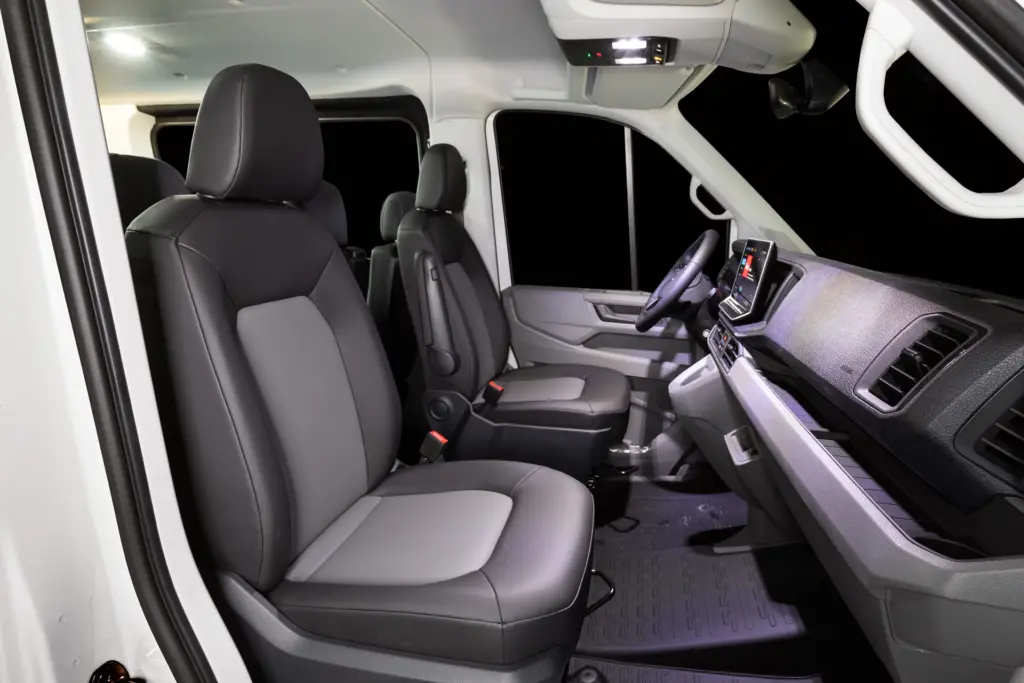 Crafter Kombin ohjaamo jossa etupenkit on verhoiltu nahalla.