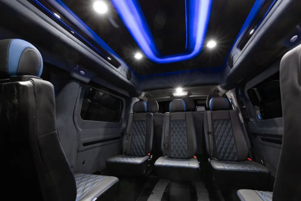 Korotettuun Transporteriin asennettu sininen tunnelmavalaistus mustaan sisustukseen.