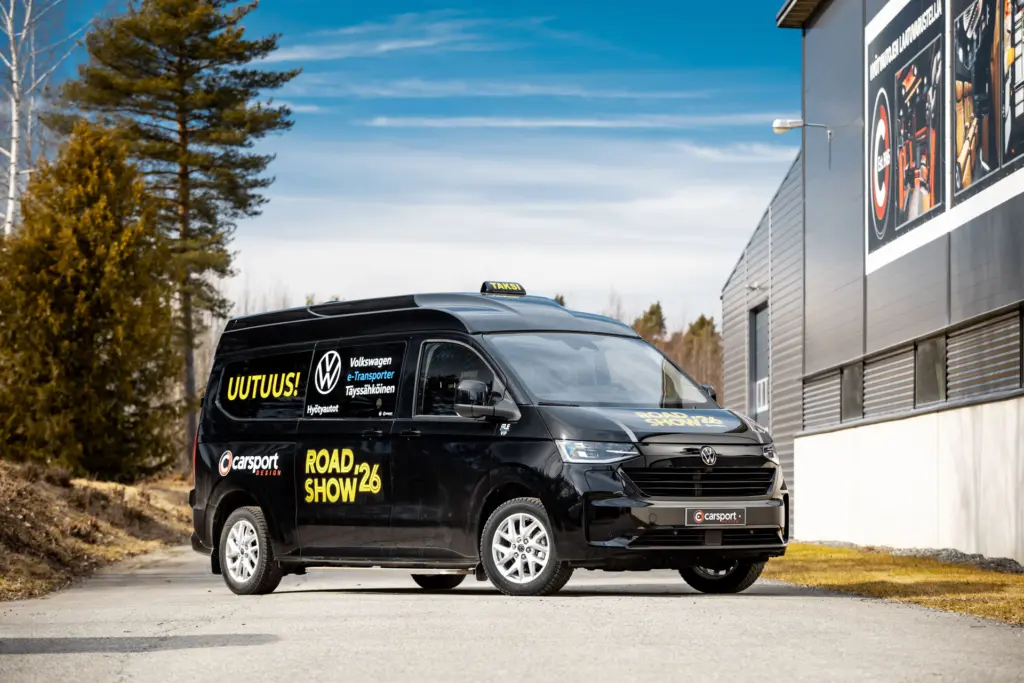 Musta eTransporter Carsport Design kattokorotuksella ja Road Show ´26 -teippauksilla.