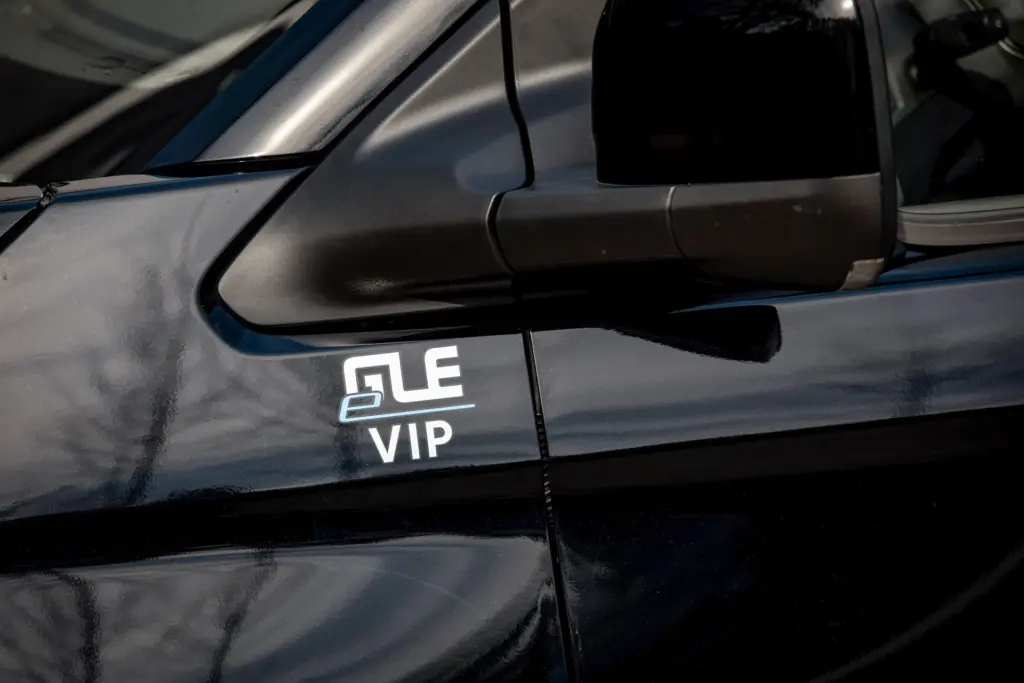 eTransporterin sivupeilin alla on Carsport Design asentama mallimerkintä teippaus.