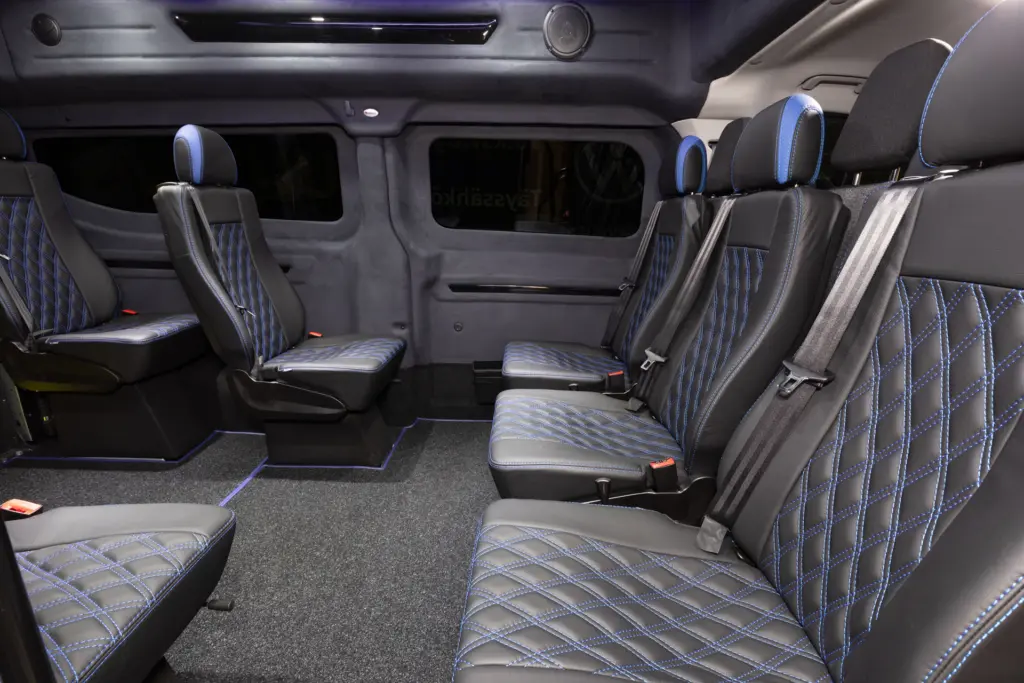 eTransporter mustalla sisustalla keinonahka penkeillä joissa sininen ruututikkaus.